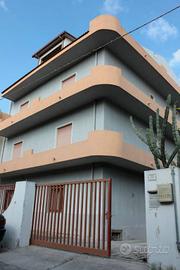 Palazzo / Stabile di 885 m² con più di 5 locali a 