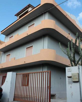 Palazzo / Stabile di 885 m² con più di 5 locali a 