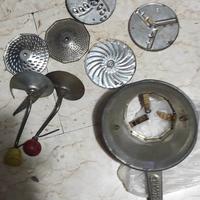 antichità pentole antiche e caffettiere e vestiti 