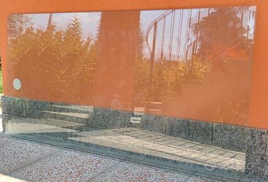 Doppio vetro temprato.