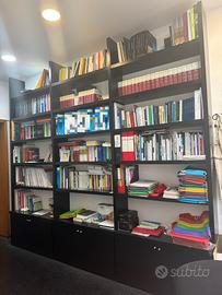 Grande libreria nera in legno