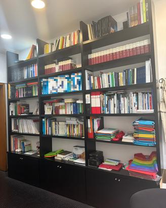 Grande libreria nera in legno
