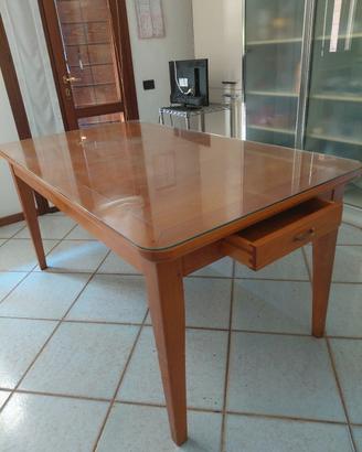 Tavolo in legno ricoperto con vetro