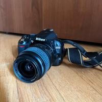 Nikon D3100 con obiettivo AF-S Nikkor 1