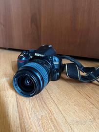 Nikon D3100 con obiettivo AF-S Nikkor 1