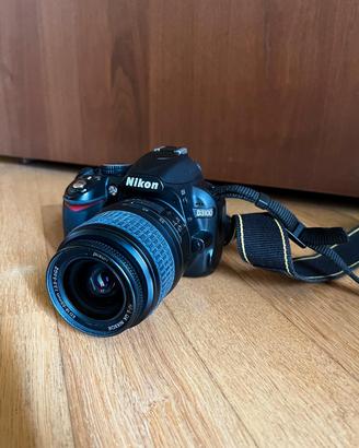 Nikon D3100 con obiettivo AF-S Nikkor 1