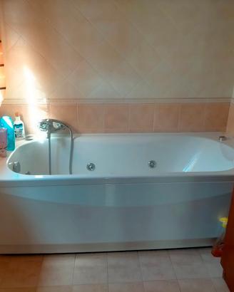 Vasca da bagno con idromassaggio