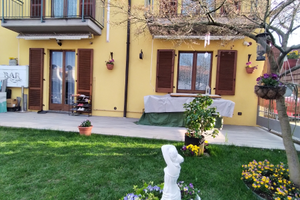 PRIVATO vende casa con giardino Fino Mornasco