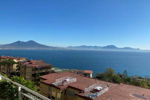 Appartamento di 90 m² con 4 locali e box auto a Na