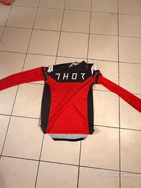 Pettorina alpinestar con tuta da cross