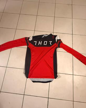 Pettorina alpinestar con tuta da cross