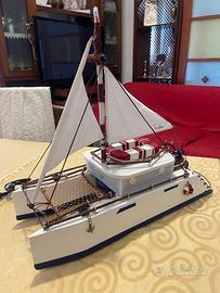 Modellino Catamarano