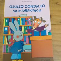 libro Giulio coniglio va in biblioteca