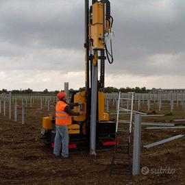 Operatore con escavatore