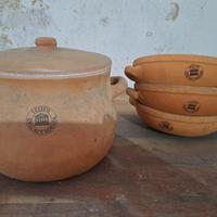 pentola e ciotole di terra cotta