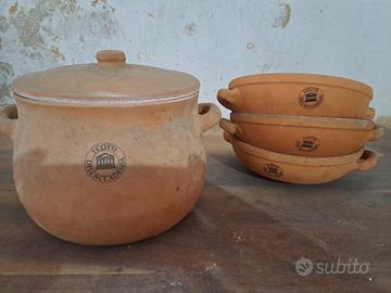 pentola e ciotole di terra cotta