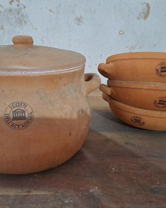pentola e ciotole di terra cotta