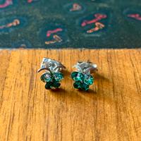 Piccoli orecchini a forma di farfalla verdi