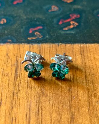 Piccoli orecchini a forma di farfalla verdi