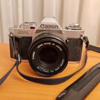 Macchina fotografica Canon AV-1 più flash National
