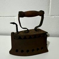 Antico ferro da stiro