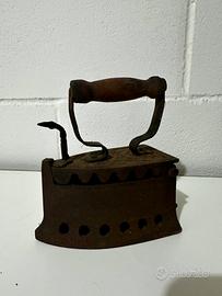 Antico ferro da stiro