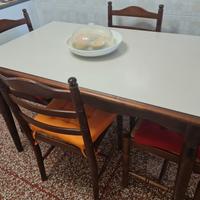 tavolo con sedie in legno massello
