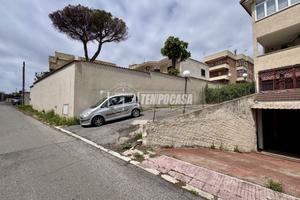 Magazzino ampio con ingresso carrabile a Santa Mar