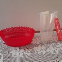 Portafrutta in plastica rosso e contenitore gradua