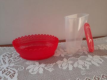 Portafrutta in plastica rosso e contenitore gradua