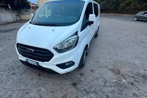 Ford transit custom doppia cabina.