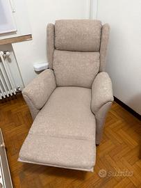 Poltrona relax reclinabile manuale con poggiapiedi