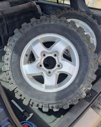 4 cerchi in lega + 4 gomme per fuoristrada