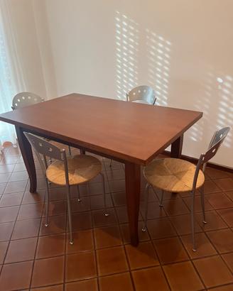 Tavolo in noce + 4 sedie