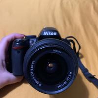 Nikon D3000 con accessori e 2 obiettivi