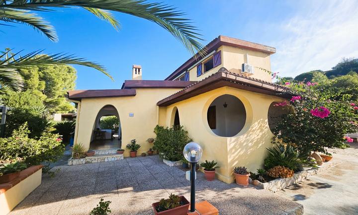 Solanas Villa Unifamiliare con Giardino