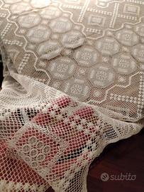 Pregiato copritavolo in  pizzo di cotone Filet