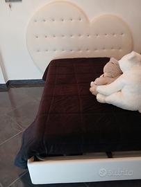 letto a forma di cuore.