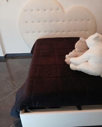 letto a forma di cuore.