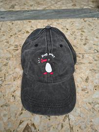 Berretto nero con stampa Pingu