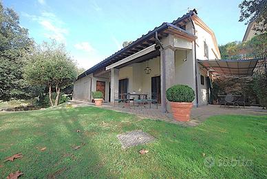MERAVIGLIOSA VILLA CON AMPIO PARCO ESTERNO IN ZONA