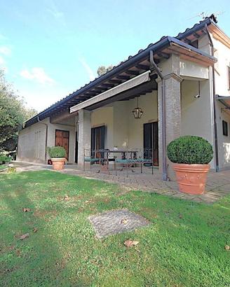 MERAVIGLIOSA VILLA CON AMPIO PARCO ESTERNO IN ZONA