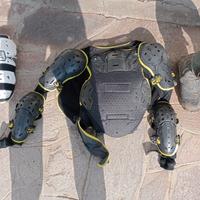 Armatura, parastinchi, stivali e casco enduro