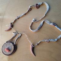 Collana in legno, juta, corallo e terracotta