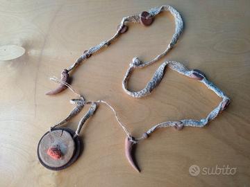 Collana in legno, juta, corallo e terracotta