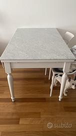 Tavolo bianco in legno