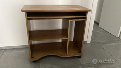 Scrivania con rotelle e ripiano estraibile