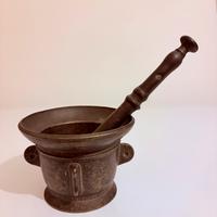Antico mortaio con pestello in ottone