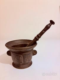 Antico mortaio con pestello in ottone