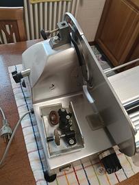 affettatrice elettrica con mollalama integrato 